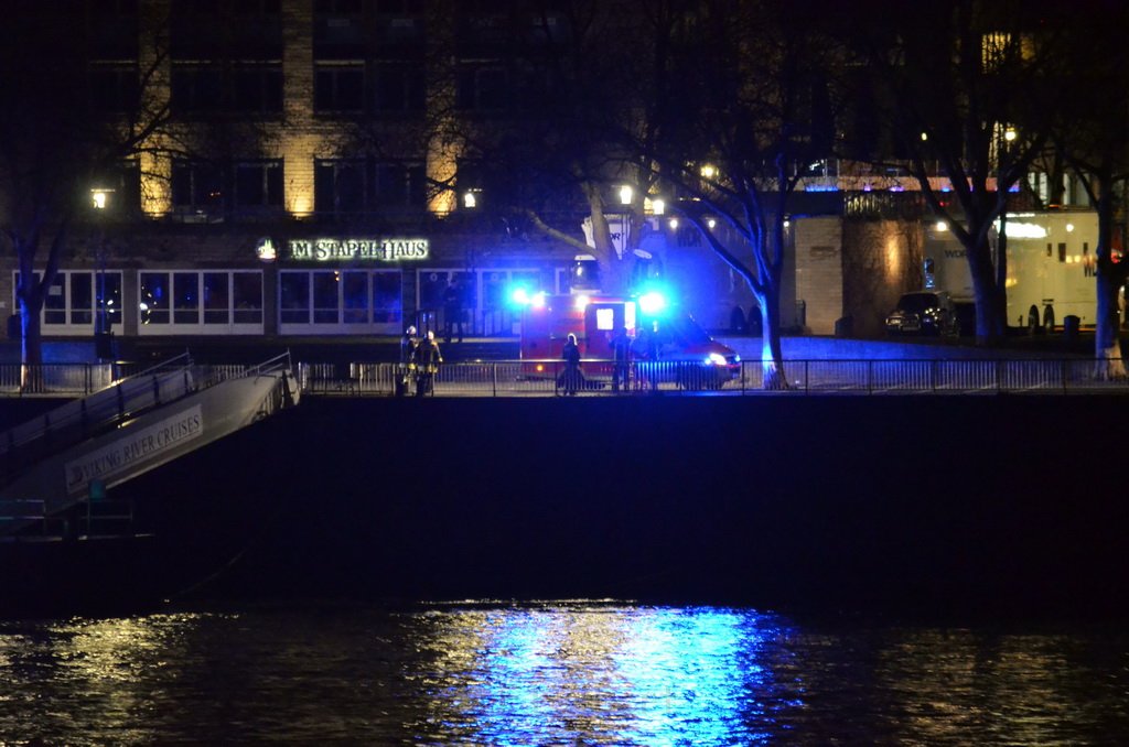 Person im Rhein Koeln Altstadt Hoehe Im Stapelhaus P11.JPG - Miklos Laubert